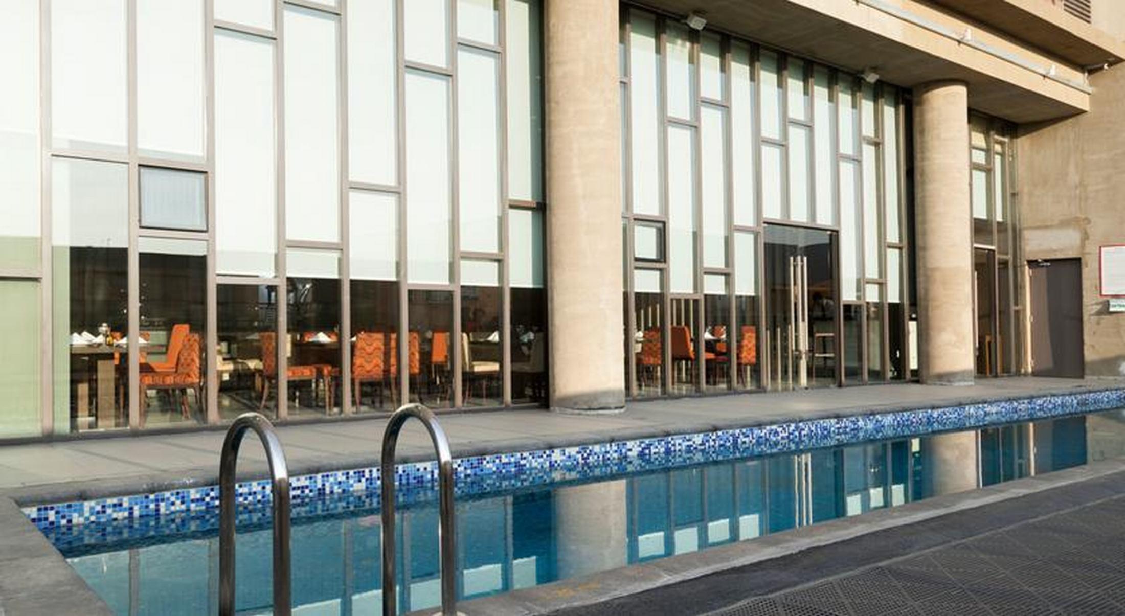 Отель Courtyard By Marriott Santiago Airport Экстерьер фото